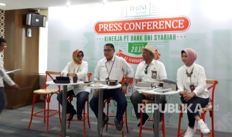 Ki-ka :  Direktur Bisnis BNI Syariah Dhias Widhiyati, Plt Direktur Utama BNI Syariah Abdullah Firman Wibowo, Direktur Operasional BNI Syariah Junaidi Hisom, dan Direktur Kepatuhan BNI Syariah Tribuana Tunggadewi.