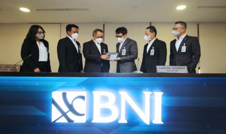 (Ki-ka) Direktur Keuangan BNI Novita Widya Anggraini, Direktur Treasury dan International BNI Henry Panjaitan, Direktur Utama BNI Royke Tumilaar, Direktur IT dan Operasi BNI YB Hariantono, Direktur Manajemen Risiko BNI David Pirzada, dan Direktur Corporate Banking BNI Silvano Rumantir dalam Public Expose Kinerja BNI Full Year 2021, Rabu (26/1/2022).  BNI berhasil membuat lompatan pemulihan kinerja positif pada tahun buku 2021. Laba bersih tahun 2021 tercatat Rp 10,89 triliun, tumbuh 232,2% year on year (yoy), atau tiga kali lipat dari profit tahun 2020.   Kinerja BNI 2021 tercatat sangat menggembirakan di mana laba bersih tersebut mampu melampaui ekspektasi pasar. Pencapaian Laba bersih ini dihasilkan dari Pendapatan Operasional Sebelum Pencadangan (PPOP) yang tumbuh kuat 14,8% yoy sehingga mencapai Rp 31,06 triliun.