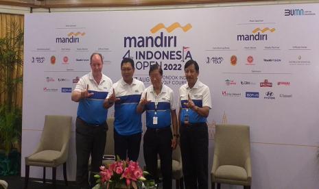 (Ki-ka) Direktur Pelaksana Turnamen Asian Tour, Rob Turnbull, Direktur Utama Bank Mandiri Darmawan Junaidi, Ketua Umum Pengurus Besar Persatuan Golf Indonesia (PB PGI) Murdaya Po, dan Komisaris Pondok Indah Golf Course Utama Agus Suhartono seusai memberikan keterangan dalam jumpa pers jelang Mandiri Indonesia Open 2022 di Jakarta, Selasa (2/8/2022).