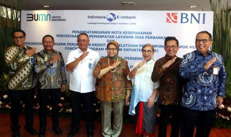  (Ki-ka) Direktur Tresuri dan Internasional BNI Henry Panjaitan, Direktur Bisnis UMKM BNI Muhammad Iqbal, Direktur Utama BNI Royke Tumilaar, Direktur Eksekutif LPEI Rijani Tirtoso, Direktur Pelaksana Bidang Hubungan Kelembagaan LPEI Chesna Fizetty Anwar, Direktur Pelaksana Bidang Pengembangan Bisnis LPEI Maqin U Norhadi, Direktur Pelaksana Bidang Pembiayaan LPEI Dikdik Yustandi dalam MoU BNI dan LPEI terkait pemberian penjaminan kredit UMKM, Senin (25/4/2022). BNI bersama LPEI akan membantu UMKM agar mendapat pendampingan dan pelatihan guna mendorong program naik kelas Go Digital, Go Global, dan Go Productive.