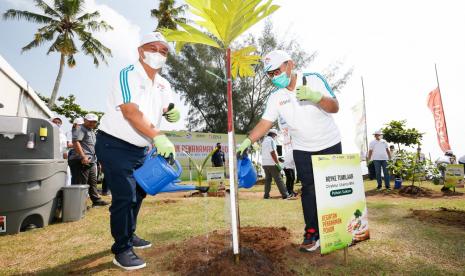 (ki-ka) Direktur Utama BNI Royke Tumilaar dan Kepala PPATK Ivan Yustiavandana dalam program penanaman 2.000 bibit pohon secara simbolis di Pantai Anyer Banten dalam rangka memperingati Gerakan Anti Pencucian Uang dan Pencegahan Pendanaan Terorisme (APU-PPT) yang genap berjalan dua puluh tahun, Selasa (21/6/2022).