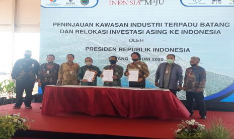 (Ki-ka) Direktur Utama PT PP (Persero) Novel Arsyad, Direktur Utama Kawasan Industri Wijayakusuma (Persero) Rachmadi Nugroho, dan Direktur Utama PTPN (Persero) IX Tio Handoko menandatangi kerja sama pembangunan kawasan industri terpadu di  Batang, Jawa Tengah, Selasa (30/6).