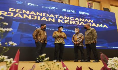  (Ki-ka) Dirut Mandiri Darmawan Junaidi, Dirjen Pajak Suryo Utomo, Dirut BRI Sunarso, dan Dirut BNI Royke Tumilaar usai penandatanganan Kerjasama Peningkatan Pelayanan Nasabah Antara DJP dengan Mandiri, BNI, dan BRI, Selasa (28/6/2022).  BNI selaku agen pembangunan berupaya proaktif dalam mendukung program-program yang diamanatkan pemerintah yang salah satunya meningkatkan pelayanan perpajakan demi mendukung penerimaan negara.