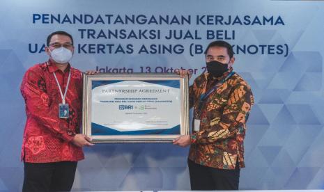 Ki-Ka: Division Head International Business Division PT Bank Rakyat Indonesia (Persero) Tbk  Trihartono dan Head of Global Market PT Bank Muamalat Indonesia Tbk Moh. Madina Hendrik Soe’oed berfoto bersama usai penandatanganan kerja sama transaksi jual beli uang kertas asing (banknotes) pada Rabu (13/10) di Jakarta.