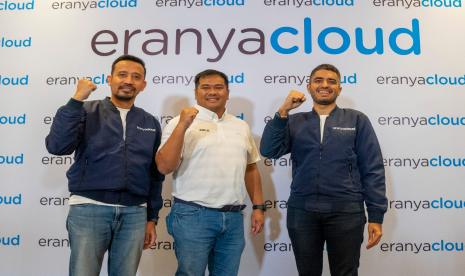 Ki-ka: Fani Fatullah, Chief Technology Officer (CTO) Eranyacloud, Rezha Cesanda Sinulingga Selaku Commercial BDE AMD Indonesia, Shaanee Harjani, Chief Executive Officer (CEO) Eranyacloud.