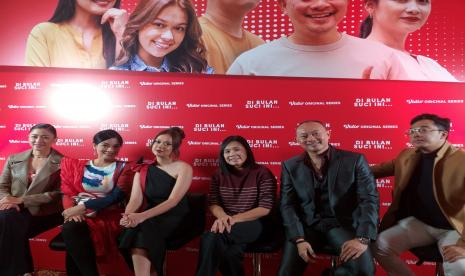 (Ki-ka) Jenny Chang, Titi Kamal, Rebecca Klopper, sutradara Dinna Jasanti, Verdi Solaiman dan Dennis Adishwara saat diwawancarai tentang original series Vidio 