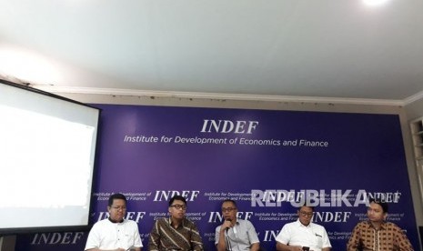 Ki-ka : Peneliti INDEF Nailul Huda, Peneliti INDEF Andry S. Nugroho, ekonom senior INDEF Dradjad H. Wibowo, anggota Komisi XI DPR M. Misbakhun, dan peneliti INDEF Izzudin Al Farras Adha memaparkan kinerja penciptaan lapangan kerja pada tiga tahun era Joko Widodo dibandingkan denga dua periode pemerintahan sebelumnya di Kantor INDEF pada Selasa (20/2).