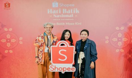 (ki-ka) Perancang Busana, Didiet Maulana, Head of Marketing Growth Shopee Indonesia, Monica Vionna dan Produsen Batik Lokal, Damakara Official di kegiatan workshop batik styling bertajuk Cerita Batik Masa Kini.