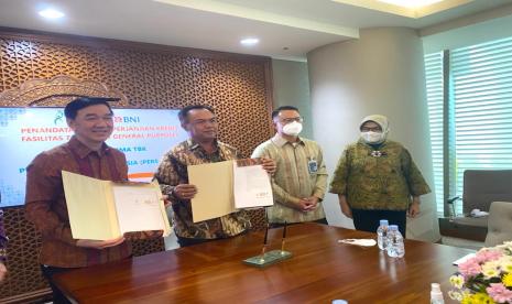 (Ki-ka) Presiden Direktur Kalbe Farma Vidjongtius, Pemimpin Divisi Corporate Banking 1 BNI I Made Sukajaya, Direktur Corporate Banking BNI Silvano Rumantir dan Direktur Bisnis Konsumer BNI Corina Leyla Karnalies dalam Penandatanganan Perjanjian Kredit senilai Rp1 triliun, Rabu (29/6/2022).  BNI sebagai perbankan nasional turut mendukung perkembangan bisnis sektor prioritas, termasuk industri kesehatan serta farmasi di Tanah Air.