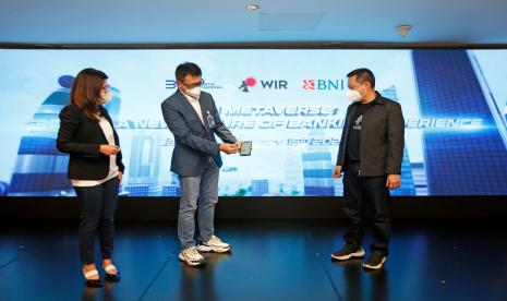 (Ki-ka)Senior Executive Vice President Bisnis Digital BNI, Rian Eriana Kaslan, Direktur IT & Operasi BNI Y.B. Hariantono bersama CEO dan Co-Founder WIR Group Michael Budi dalam prosesi penandatanganan Metaverse Indonesia BNI dan WIR Group, (Selasa, 15/2/2022).   BNI adalah bank milik pemerintah yang paling aktif dalam pengembangan ekonomi digital. Bagi BNI, tren digital baru ini bukan sekadar untuk mengembangkan konsep mobile banking. Metaverse justru merupakan dunia virtual yang akan memberikan layanan yang berbeda dari konsep digital banking akhir-akhir ini.