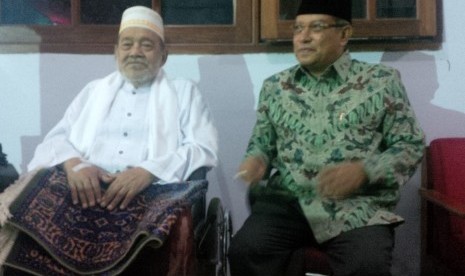 Kiai Ahmad Idris Marzuqi bersama Kiai Said Aqil Siraj