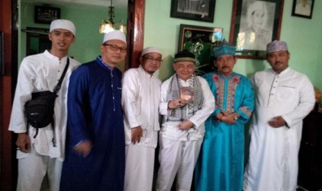 Kiai Gaul, Bang Kubil, Gus Memed, Ustadz Saefulloh, dan KH Muhammad Adnan (dari kanan ke kiri) berfoto bersama menjelang peringatan maulid Nabi Muhammad SAW di Majelis Ta'lim Al-Fakhriya Tanjung Barat, Jakarta Selatan, Jumat (24/12).