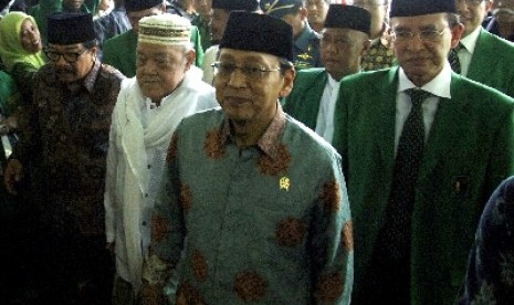 Kiai Idris ketika mendampingi Wapres Boediono. 