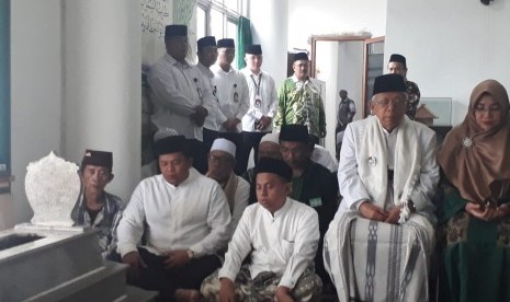 Kiai Ma'ruf dan istri menziarahi makam Syekh Quro di Karawang, Sabtu (2/3).