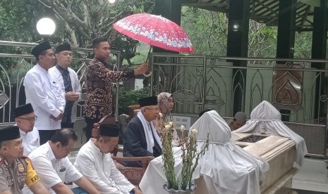 Kiai Ma'ruf saat menziarahi salah satu leluhurnya di Jombang, Jawa Timur, Senin (18/3).