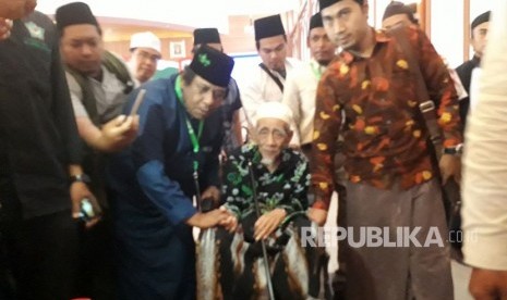  Kiai sepuh dan kharismatik, KH Maimun Zubair atau Mbah Moen usai memberikan tausyiah dalam acara Dzikir Kebangsaan dan Rakernas I  Majelis Dzikir Hubbul Wathon di Asrama Haji Pondok Gede, Jakarta Timur, Kamis (22/2). 