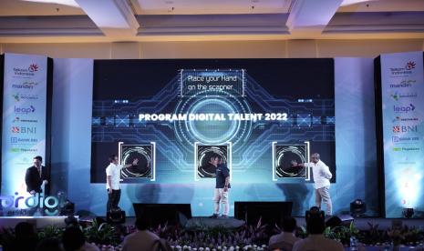 Kick Off Ceremony Program Digital Talent BUMN 2022 oleh Direktur Digital Business Telkom sekaligus Ketua Umum Fordigi Fajrin Rasyid (kedua dari kiri), Deputi Bidang SDM & TI KBUMN Tedi Bharata (tengah), dan Ketua Bidang I - Digital Capability Building Panji Winanteya Ruky (paling kanan).