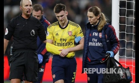 Kieran Tierney harus meninggalkan lapangan karena cedera  pada laga antara West Ham Utd melawan Arsenal di London Stadium Selasa (10/12) dini hari,