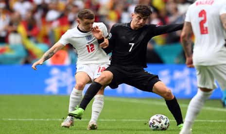 Kieran Trippier dari Inggris (kiri) beraksi melawan Kai Havertz dari Jerman selama pertandingan sepak bola babak 16 besar Euro 2020 antara Inggris dan Jerman di London, Inggris, 29 Juni 2021. 