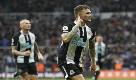 Kieran Trippier dari Newcastle United merayakan mencetak gol pertama timnya dari permainan dari tendangan bebas, selama pertandingan sepak bola Liga Premier Inggris antara Newcastle United dan Aston Villa, di St. James