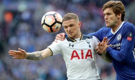 Kieran Trippier (kiri).