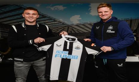 Kieran Trippier (kiri) bersama pelatih Newcastle United Eddie Howe. Trippier resmi jadi pemain anyar The Magpies.