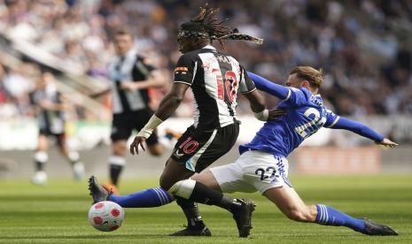 Kiernan Dewsbury-Hall dari Leicester City, kanan, mencoba merebut bola dari kaki pemain Newcastle United Allan Saint-Maximin selama pertandingan sepak bola Liga Primer Inggris antara Newcastle United dan Leicester City di St. James Park, Ahad (17/4/2022). 