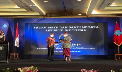 Kika : Kepala Badan Siber dan Sandi Negara, Letjen TNI (Purn) Hinsa Siburian dan Asisten Pemerintahan Dan Kesra Sekda Prov Bali, I Gede Indra Dewa Putra SE.,MM