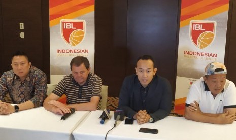 Kika: Maulana Fareza Tamrella (manajer Timnas basket putra), Junas Miradiarsyah (Dirut IBL), Rajko Totokan (pelatih timnas basket putra) dan Irawan Haryono (pemilik Stapac). Berpose bersama usai Pertemuan stakeholder basket nasional yang dilakukan IBL, Senin (26/8) di Hotel Fairmont, Jakarta.