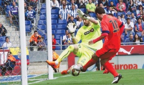 Kiko Casilla (kiri) saat berusaha mengadang tendangan Lionel Messi