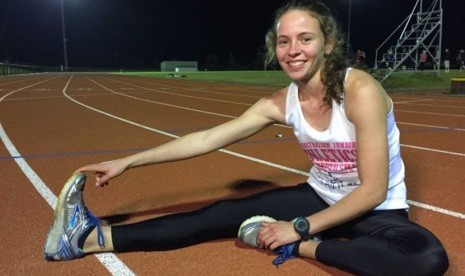  Kim Hallowes, 18 tahun, akan terbang ke luar Australia untuk menjalani beasiswa atletik 4 tahun di Universitas Duke, North Carolina, AS.