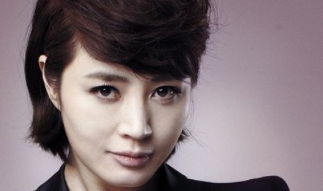 Kim Hye Soo tampil sebagai hakim yang mengadili kasus kriminalitas remaja di Juvenile Justice. Drama Korea tersebut tayang di Netflix.