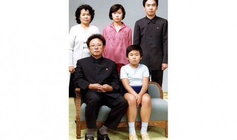 Kim Jong-nam (depan, kanan) duduk di samping ayahnya, pemimpin Korea Utara Kim Jong-il bersama keluarganya dalam foto yang diambil pada 1981.