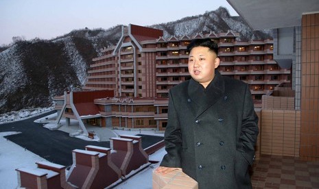 Kim Jong-un dengan latar belakang tampak resor ski Masirkryong