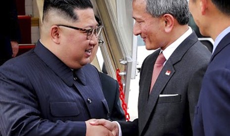 Kim Jong-un disambut Menteri Luar Negeri Singapura Dr Vivian Balakrishnan di Bandara Changi, Ahad (10/6).