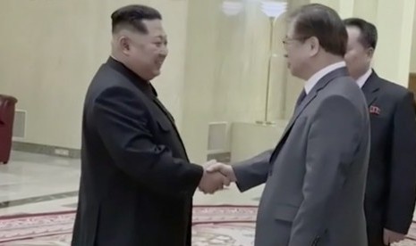 Kim Jong-un (kiri) saat bertemu dengan pejabat Korea Selatan