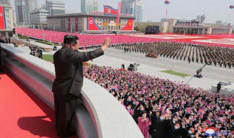 Kim Jong Un menghadiri pertemuan nasional dan prosesi publik di Lapangan Kim Il-sung Pyongyang. Setidaknya satu orang yang dikonfirmasi terinfeksi Covid-19 telah meninggal di Korea Utara. Sementara ratusan ribu orang telah menunjukkan gejala demam. 