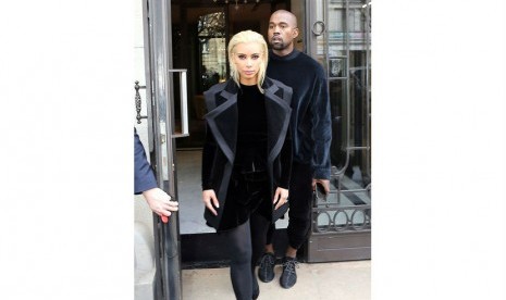 Kim Kardashian berambut pirang untuk Paris Fashion Week.