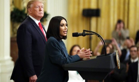 Kim Kardashian berbicara kepada media usai bertemu Presiden Donald Trump di Gedung Putih. Kim mengajukan usulan terkait program yang membantu kehidupan mantan napi di AS.