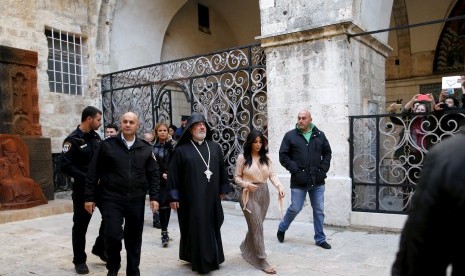 Kim Kardashian keluar dari Katedral St James di Yerusalem, Selasa (14/4).