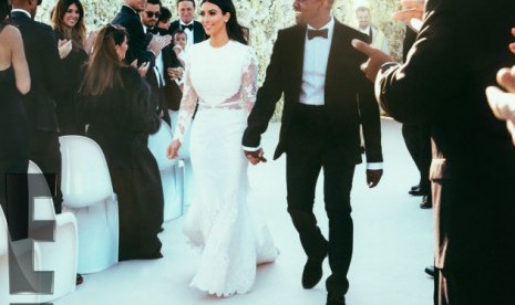 Kim Kardashian mengenakan busana pengantinnya di hari bahagianya bersama Kanye West.