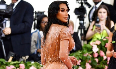 Kim Kardashian pada Met Gala 2019. Perhelatan Met Gala 2020, yang semula dijadwalkan pada Senin (4/5), telah ditunda tanpa batas waktu.