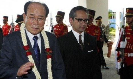 Kim Yong-nam (L), North Korea's president of the Presidium of the Supreme People's Assembly, walks with Indonesian Foreign Minister Marty Natalegawa as he arrives at Soekarno-Hatta airport in Jakarta May 13, 2012. Kim is in Indonesia for a four-day state visit to discuss bilateral relations between the two countries.  