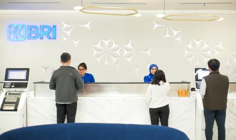 Kinerja keuangan impresif yang dicatatkan oleh PT Bank Rakyat Indonesia (Persero) Tbk hingga kuartal III-2023 diikuti dengan sentimen positif terhadap saham BRI (BBRI). Tak ayal, sejumlah analis dari berbagai perusahaan sekuritas merekomendasikan Buy atau Hold saham tersebut.