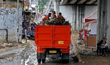 Kinerja petugas kebersihan dipandang masih belum efektif.