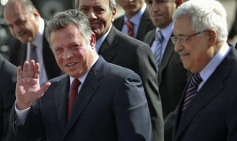 King Abdullah II of Jordan, left, gestures during a welcoming ceremony with Palestinian President Mahmoud Abbas, in Ramallah, Thursday. Jordan’s King Abdullah II has begun a brief visit to the West Bank in support of Abbas’ successful bid for UN recognitio