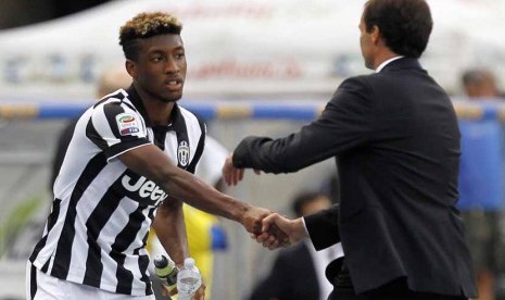 Kingsley Coman (kiri) dan pelatih Massimiliano Allegri dalam laga pembuka Serie A Italia lawan Chievo Verona di Verona pada Sabtu (30/8).