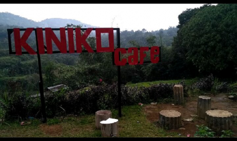 Kiniko Kopi merupakan kedai kopi sekaligus pabrik pembuatan kopi tradisional. 