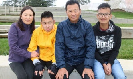 Kinley Wangchuck (dua dari kiri) bersama dengan ibunya Jangchu Pelden, bapaknya Tshering dan kakaknya Tenzin Jungney. 