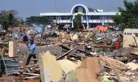 Kios dirubuhkan di kawasan Terminal Depok, Jawa Barat, Kamis (9/10).